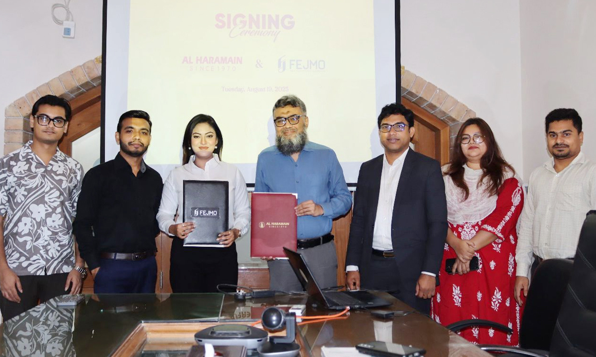 কর্পোরেট চুক্তিপত্র হাতে প্রতিষ্ঠানের কর্মকর্তাদের সঙ্গে মৌ। ছবি- রূপালী বাংলাদেশ