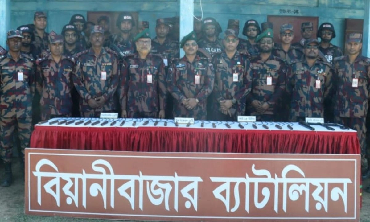 উদ্ধার করা বিস্ফোরক ও অস্ত্র। ছবি : রূপালী বাংলাদেশ