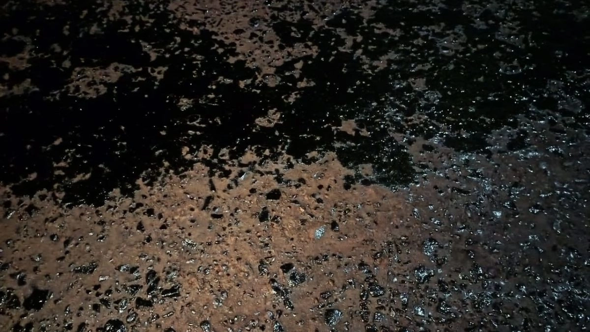 বিটুমিন ঢেলে চলছিল রাস্তার কার্পেটিংয়ের কাজ। ছবি- রূপালী বাংলাদেশ