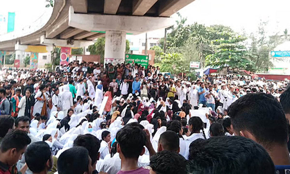 তেজগাঁওয়ের সাতরাস্তা মোড়ে শিক্ষার্থীদের অবরোধ। ছবি : সংগৃহীত