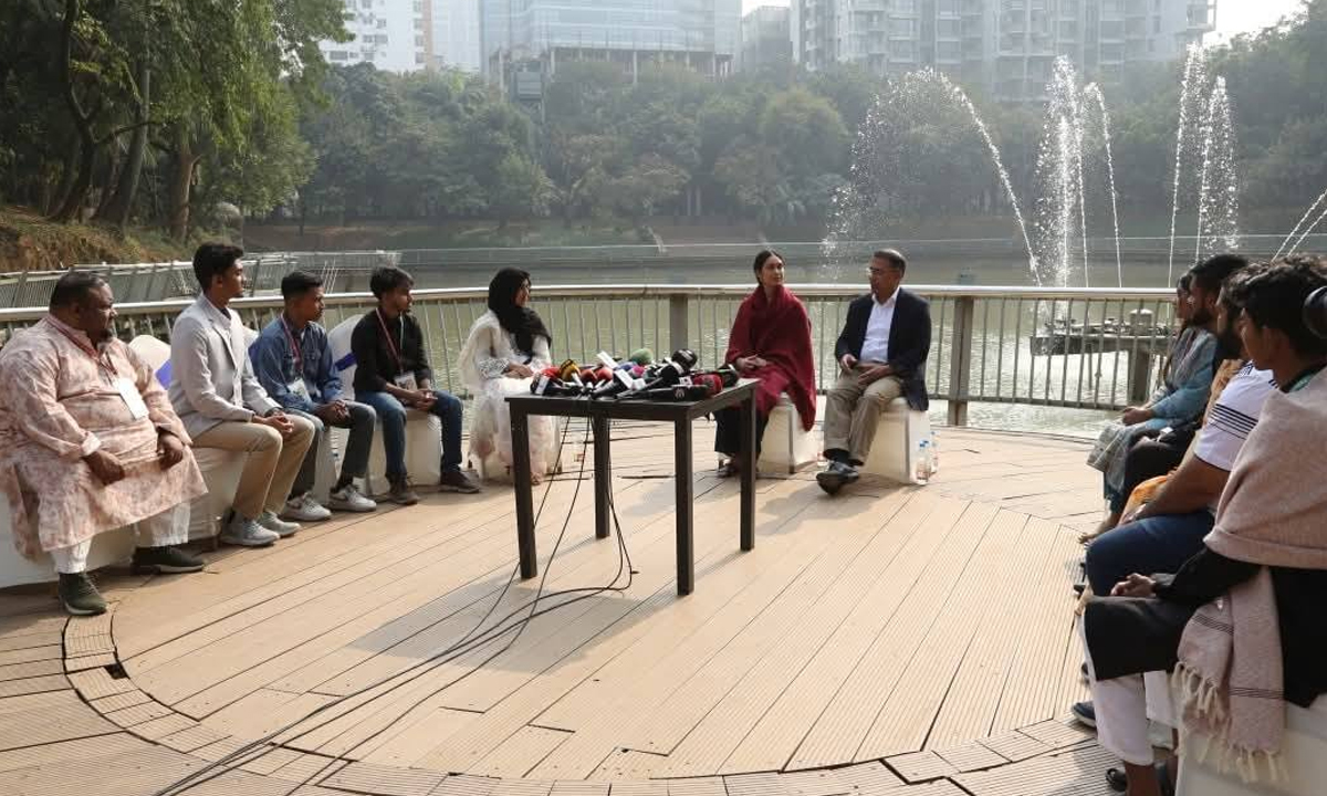 রিল মেকিং প্রতিযোগিতার বিজয়ীদের সঙ্গে সাক্ষাৎ করেন তারেক রহমান। ছবি : সংগৃহীত