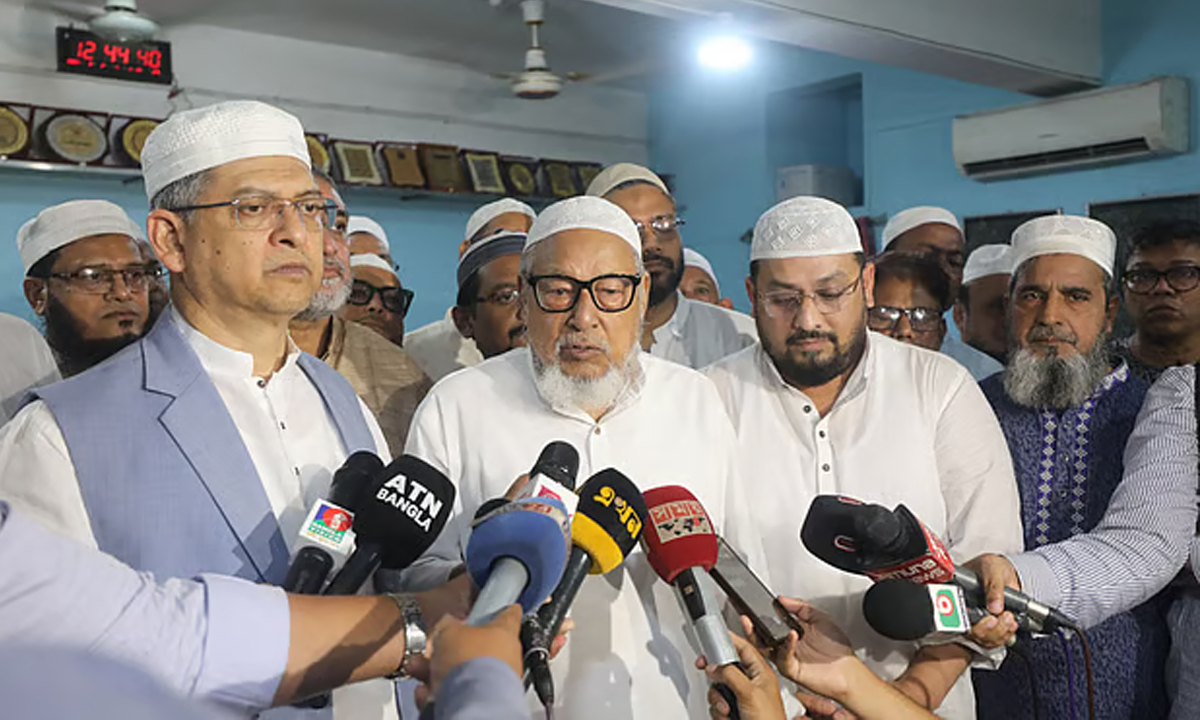 সাংবাদিকদের সঙ্গে কথা বলছেন বিএনপির স্থায়ী কমিটির সদস্য নজরুল ইসলাম খান। ছবি- সংগৃহীত