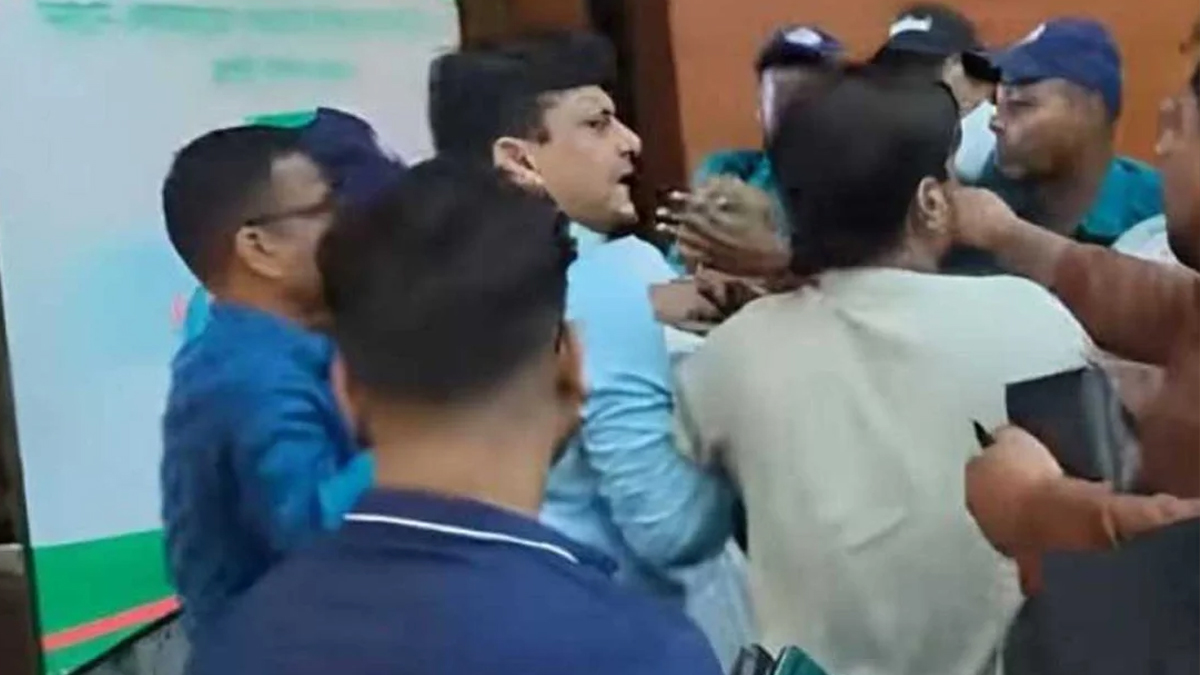 দুই পক্ষের হাতাহাতির চিত্র। ছবি- সংগৃহীত