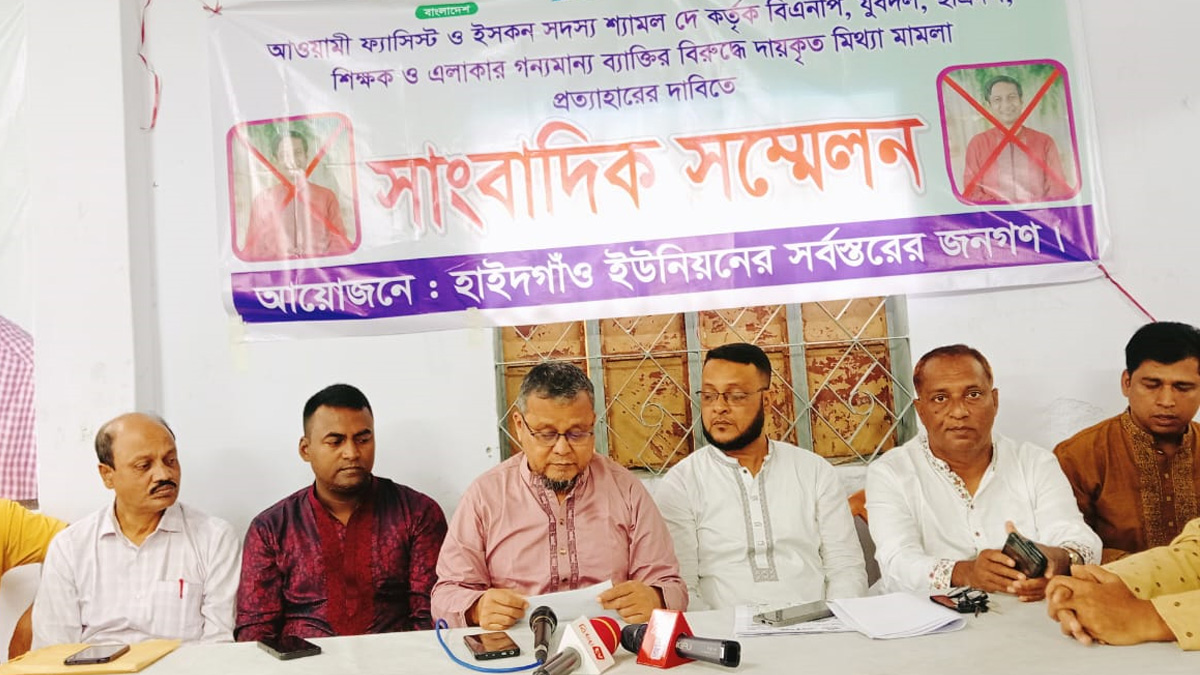 সংবাদ সম্মেলনে লিখিত বক্তব্যে দেন পটিয়া উপজেলা বিএনপির সাবেক সদস্য সচিব খোরশেদুল আলম।    ছবি- রূপালী বাংলাদেশ