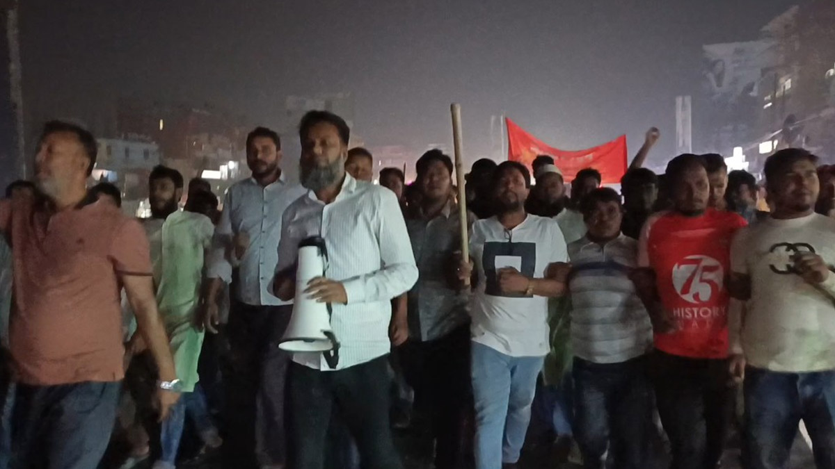 বিক্ষোভ মিছিল করেছেন সিদ্ধিরগঞ্জ থানা যুবদলের নেতাকর্মীরা।    ছবি- রূপালী বাংলাদেশ