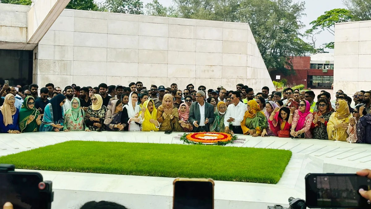 সমাধিতে শ্রদ্ধা নিবেদন করেছেন বিএনপির সংরক্ষিত নারী আসনের সংসদ সদস্যরা।  ছবি : সংগৃহীত