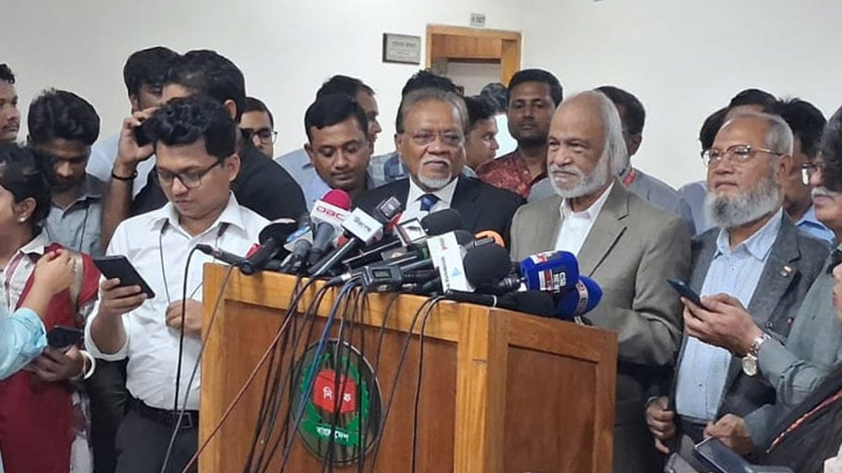 প্রধান নির্বাচন কমিশনার (সিইসি) এ এম এম নাসির উদ্দীনের সঙ্গে বৈঠক শেষে কথা বলেন বিএনপির জাতীয় স্থায়ী কমিটির সদস্য ড. আবদুল মঈন খান।     ছবি - সংগৃহীত