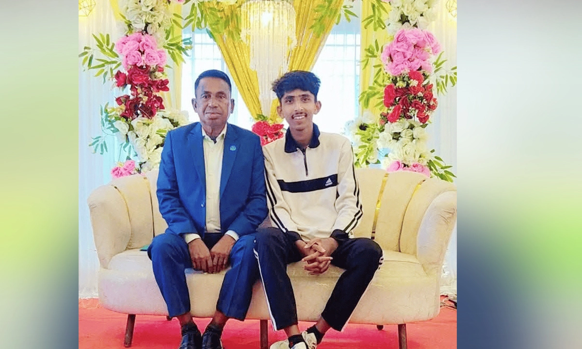 ইউনিয়ন বিএনপির সভাপতি গেদু মিয়া ও ছেলে হৃদয়। ছবি : রূপালী বাংলাদেশ