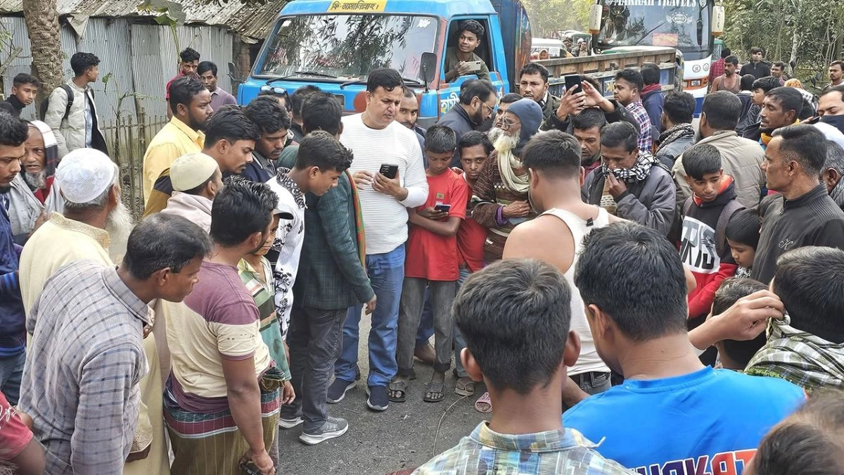 ট্রাকের চাপায় নিহত শিক্ষককে ঘিরে রেখেছে স্থানীয়রা। ছবি : সংগৃহীত