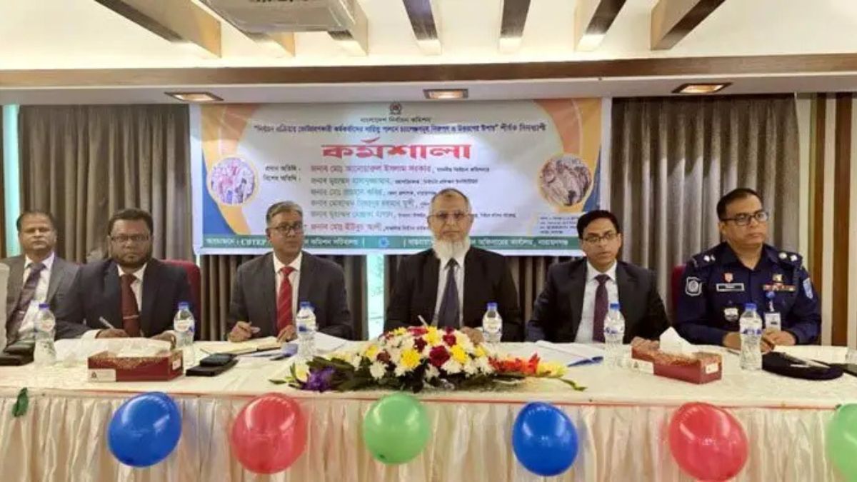 বন্দরে সায়রা গার্ডেনে আয়োজিত কর্মশালায় নির্বাচন কমিশনার মো. আনোয়ারুল ইসলাম সরকার। ছবি- রূপালী বাংলাদেশ