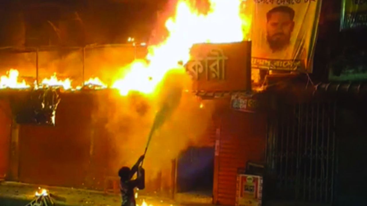 গভীর রাতে পুরান ঢাকায় মিষ্টির দোকানে আগুন