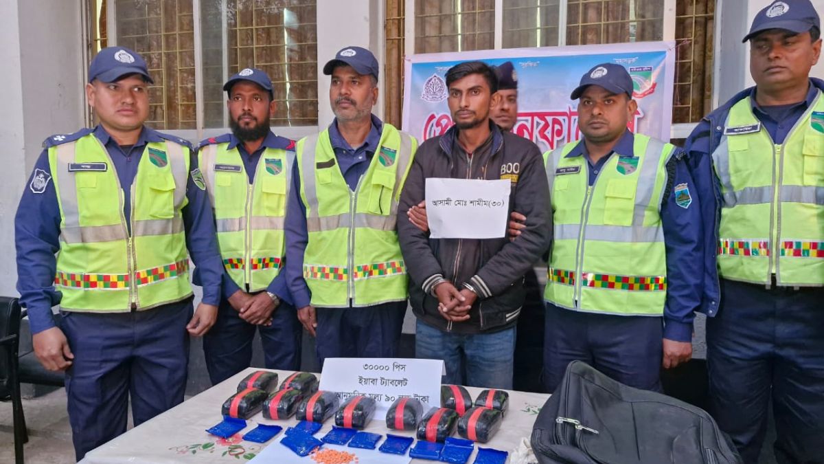 ইয়াবাসহ আটক যুবক। ছবি- রূপালী বাংলাদেশ
