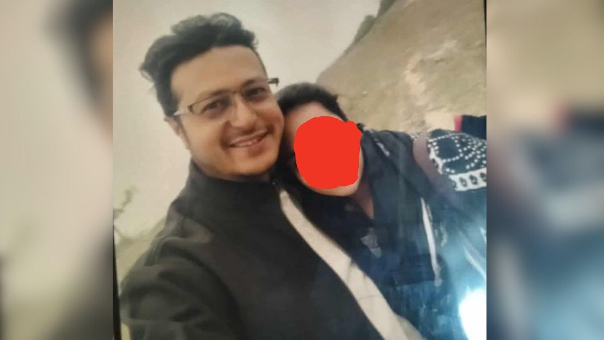 প্রাইভেট শিক্ষক মোর্শেদ নাদিম তার ছাত্রীর সঙ্গে। ছবি- রূপালী বাংলাদেশ