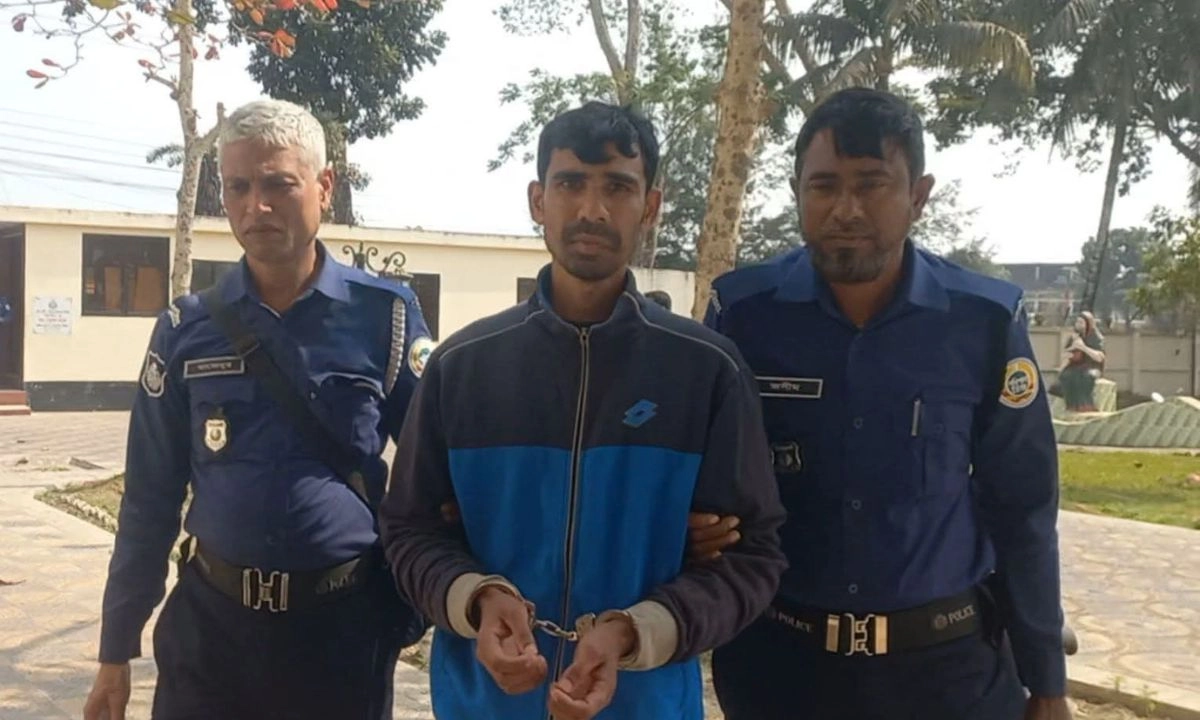 আটক যুবক। ছবি : রূপালী বাংলাদেশ