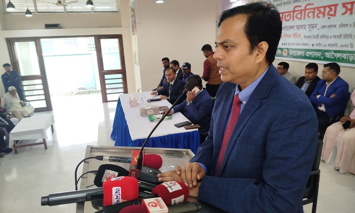 বক্তব্য দেন বরিশালের জেলা প্রশাসক ও রিটার্নিং কর্মকর্তা মো. খায়রুল আলম সুমন। ছবি : রূপালী বাংলাদেশ