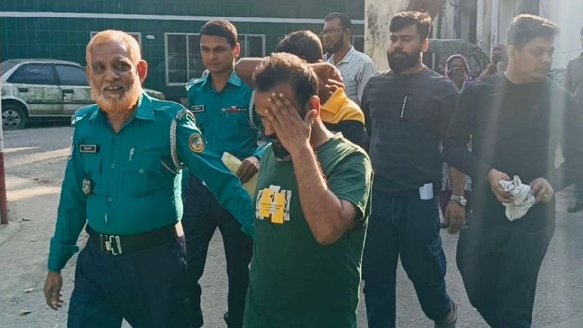 একজন আসমিকে ধরে নিয়ে যাচ্ছে পুলিশ। ছবি- সংগৃহীত