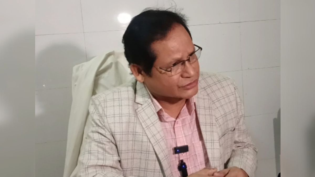 তর্কে জড়ানো চিকিৎসক ধনদেব চন্দ্র বর্মণ। ছবি- রূপালী বাংলাদেশ