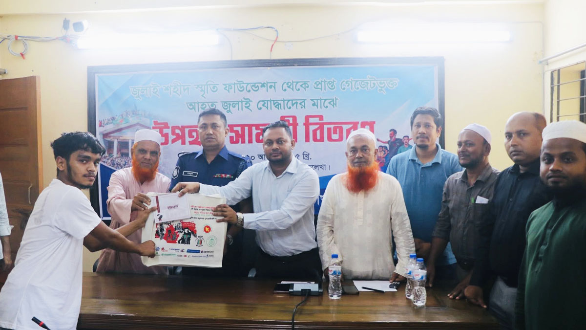আহত জুলাই যোদ্ধার হাতে প্রধান উপদেষ্টার পক্ষ থেকে পাঠানো উপহার ও শ্রদ্ধাকার্ড। ছবি- রূপালী বাংলাদেশ