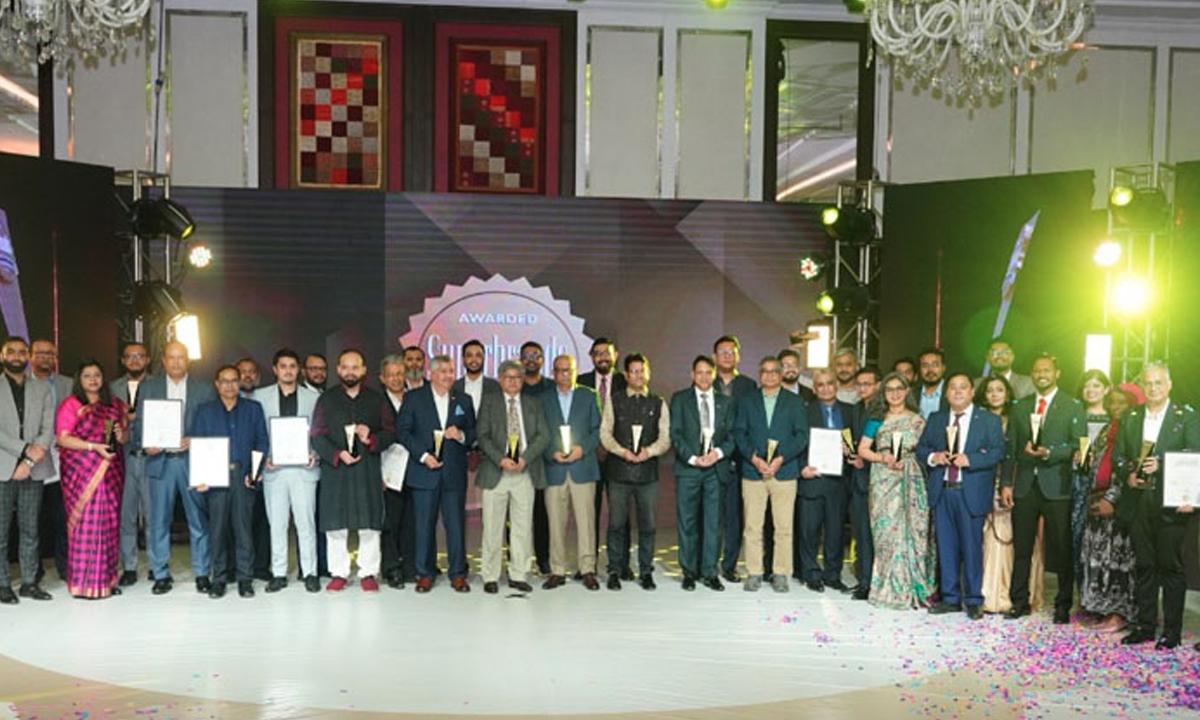 সুপারব্র্যান্ডসের সম্মাননা পুরস্কার হাতে বিজয়ীরা। ছবি- সংগৃহীত