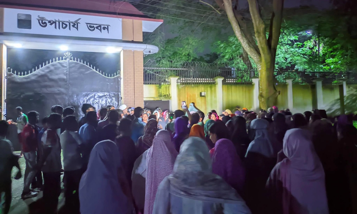 প্রভোস্ট বডির পদত্যাগের দাবিতে শিক্ষার্থীদের বিক্ষোভ। ছবি : রূপালী বাংলাদেশ