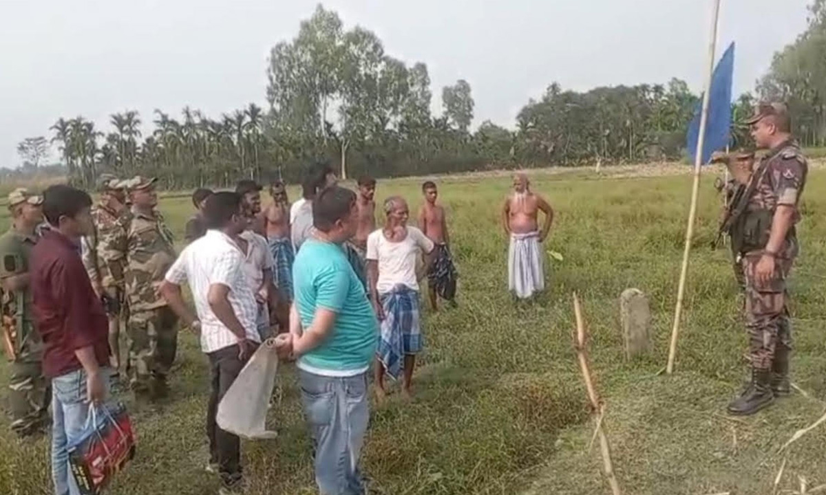 সীমান্তে বিএসএফের খুঁটি স্থাপনের চেষ্টা। ছবি : রূপালী বাংলাদেশ