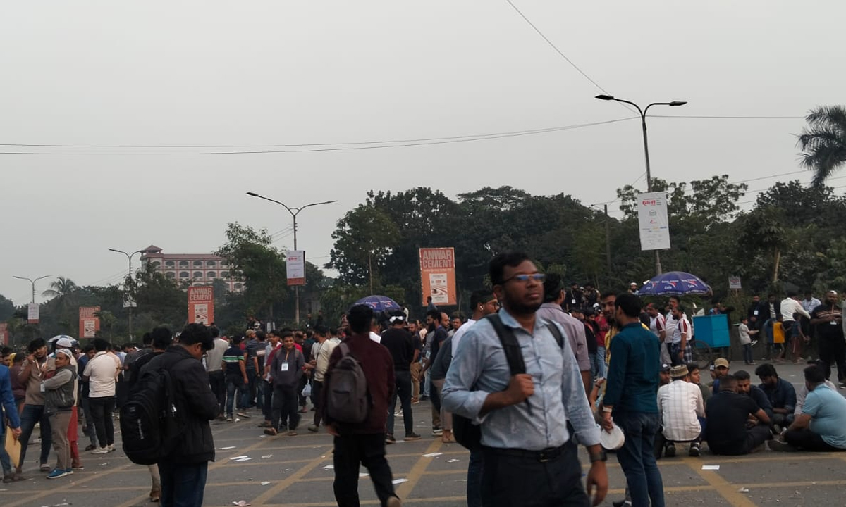 মোবাইল ব্যবসায়ীদের আন্দোলনে বিটিআরসি চেয়ারম্যানসহ কর্মকর্তা অবরুদ্ধ। ছবি- রূপালী বাংলাদেশ