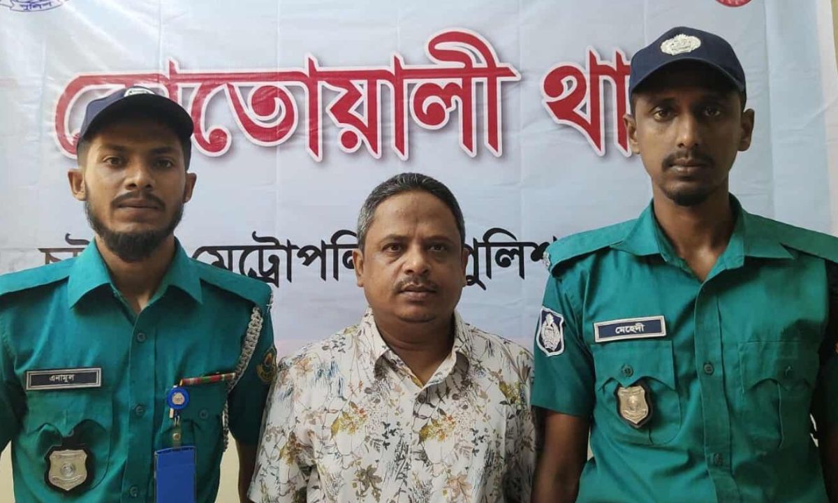 যুবলীগ নেতা বুলবুল হোসেনকে গ্রেপ্তার করেছে পুলিশ। ছবি- রূপালী বাংলাদেশ