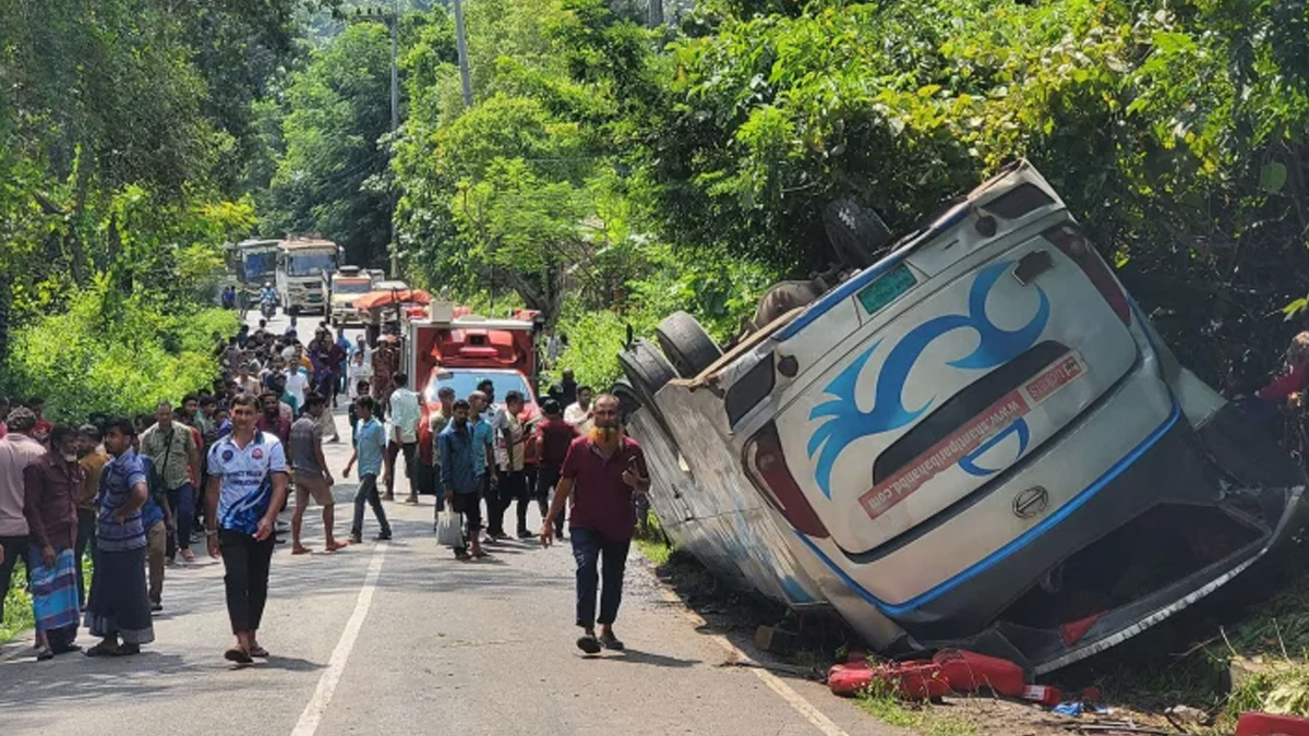 পাহাড় থেকে নামার সময় নিয়ন্ত্রণ হারিয়ে বাসটি উল্টে যায়।          ছবি- সংগৃহীত