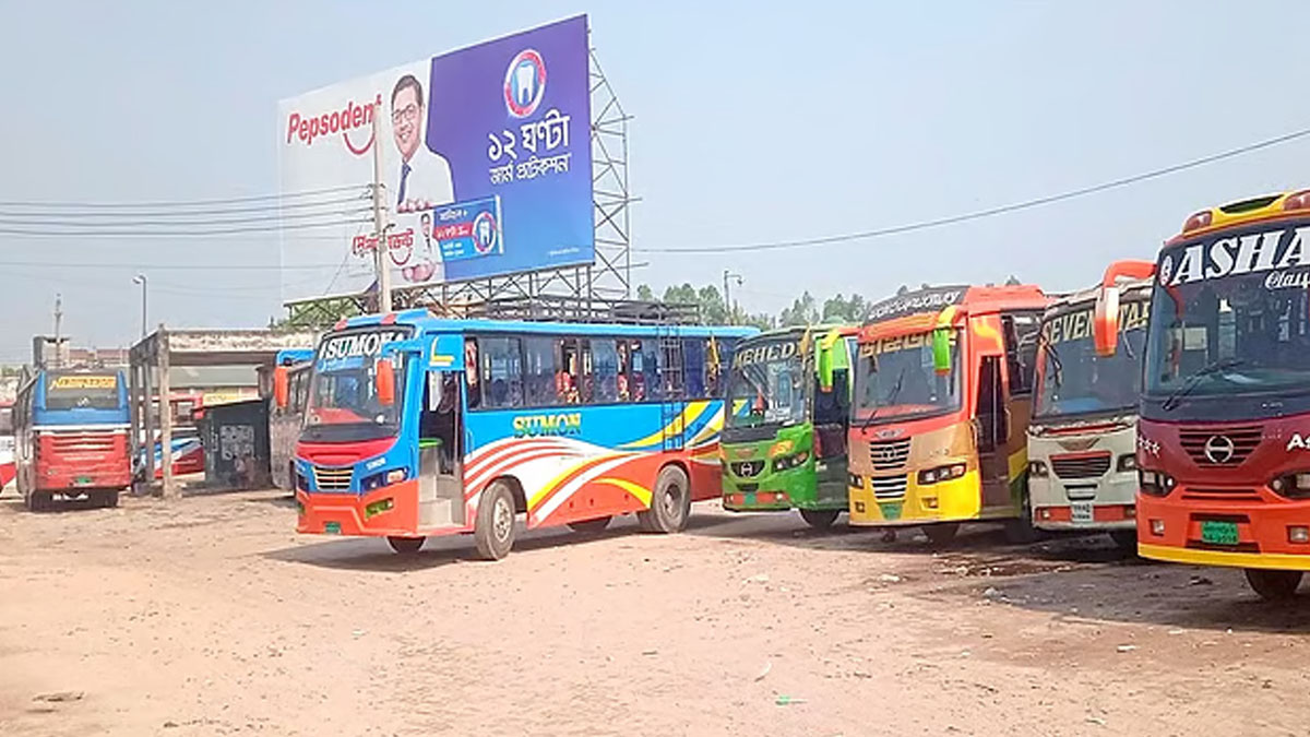ধর্মঘটের কারণে নীলফামারীর সৈয়দপুর টার্মিনালে দাঁড়িয়ে থাকা বাস।   ছবি- সংগৃহীত