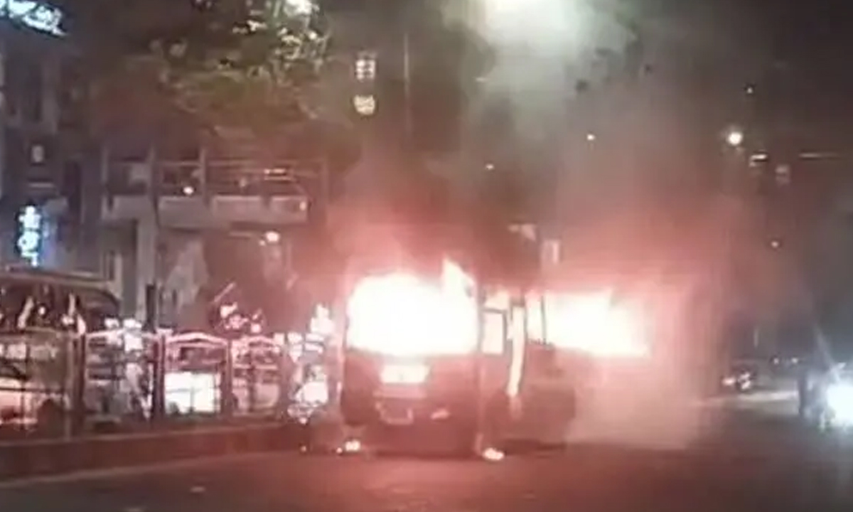 ল্যাবএইড হসপিটালের সামনে বাসে আগুন। ছবি- সংগৃহীত