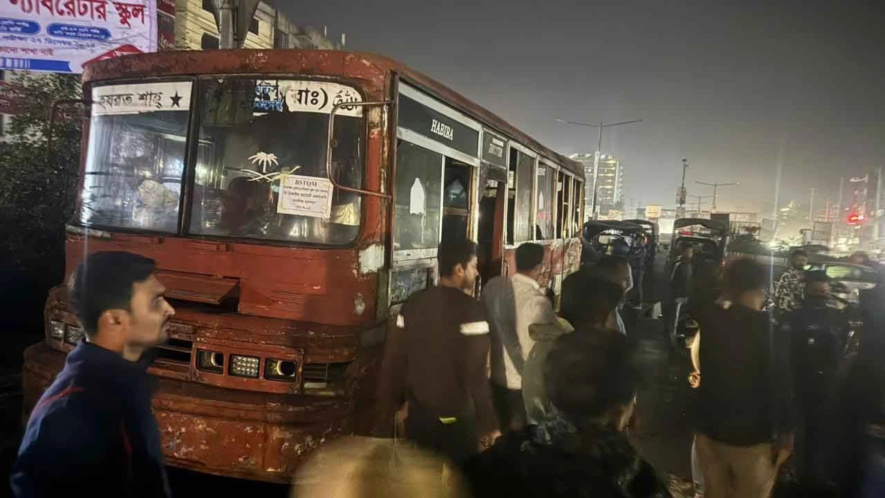 সাভারে আগুনে পোড়া বাস