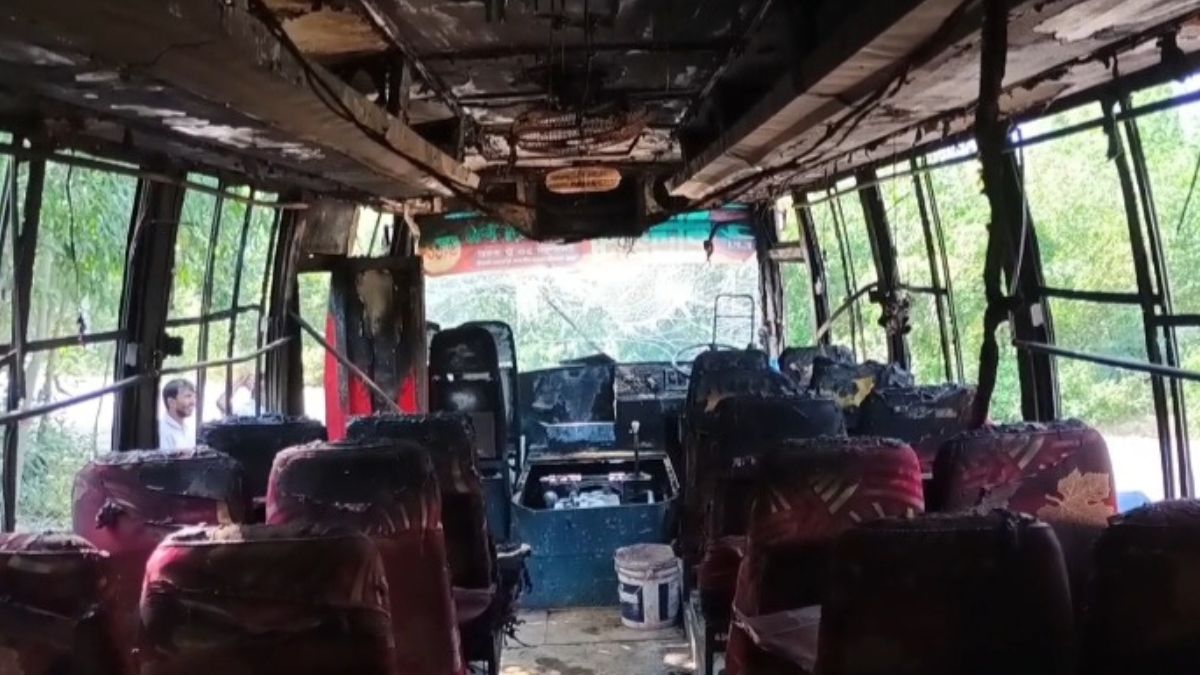 আগুন দেওয়া বাসটি। ছবি- রূপালী বাংলাদেশ