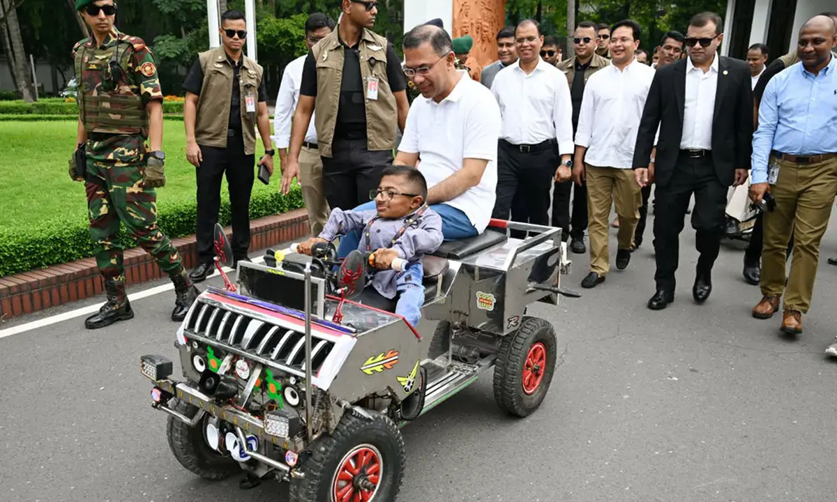 ওয়াকিমুলের তৈরি স্মার্ট কারে চড়ে উৎসাহ দিলেন প্রধানমন্ত্রী।  ছবি : সংগৃহীত