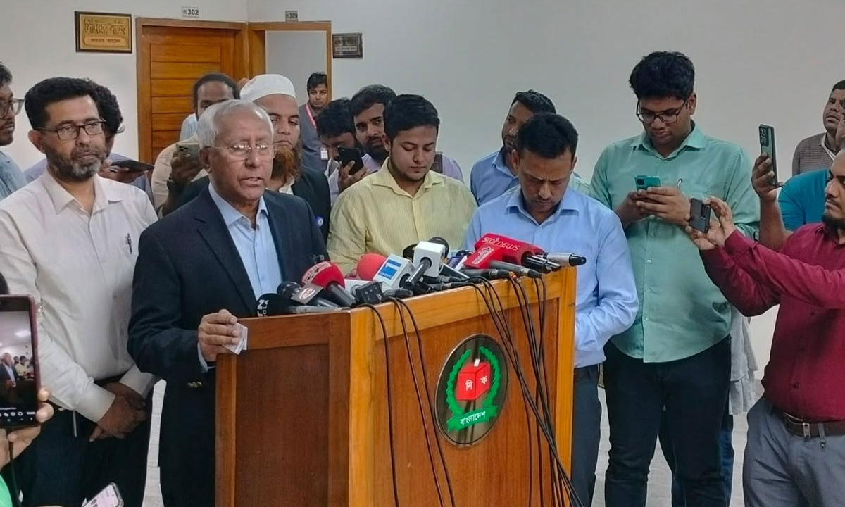 সাংবাদিকদের ব্রিফ করছেন ইসির সিনিয়র সচিব আখতার আহমেদ। ছবি- সংগৃহীত