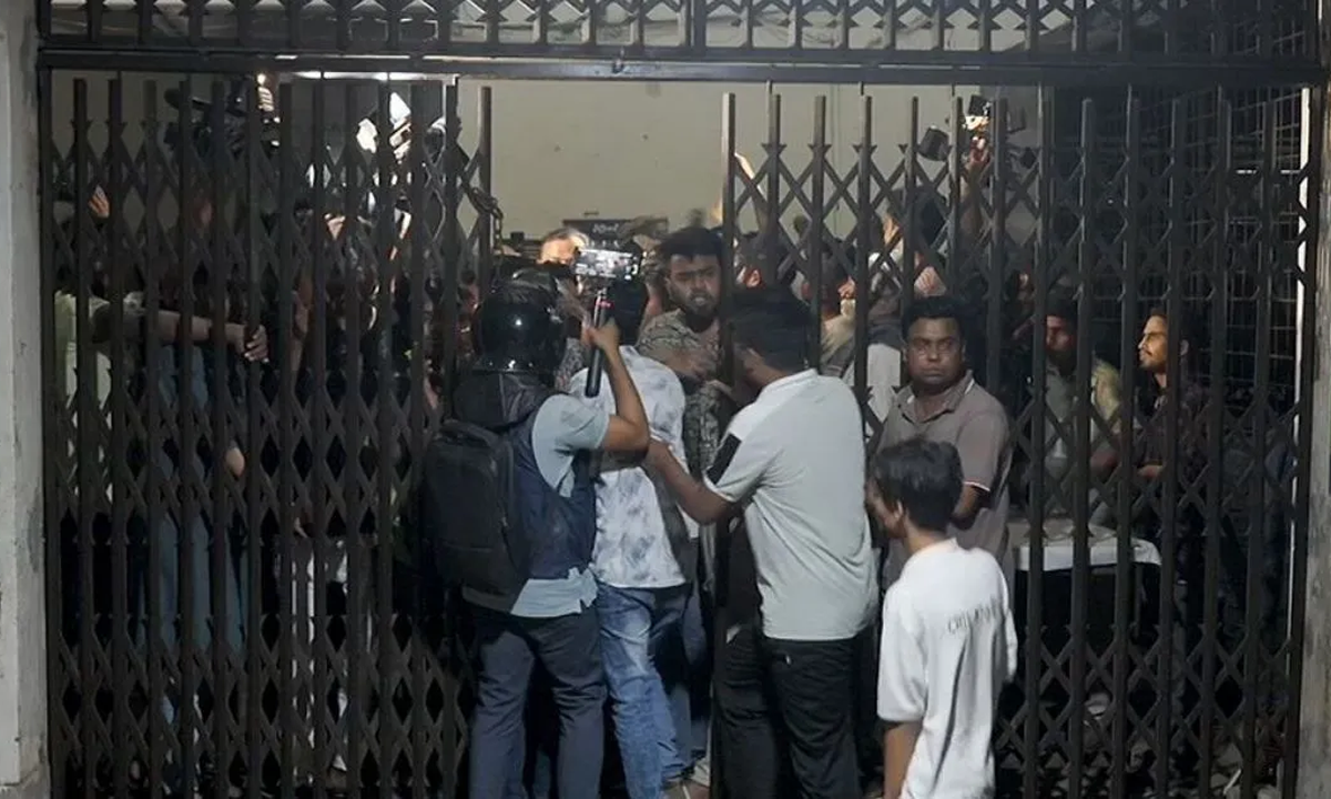 ঢাকা পলিটেকনিকে ছাত্রদল-শিবিরের সংঘর্ষ। ছবি : সংগৃহীত
