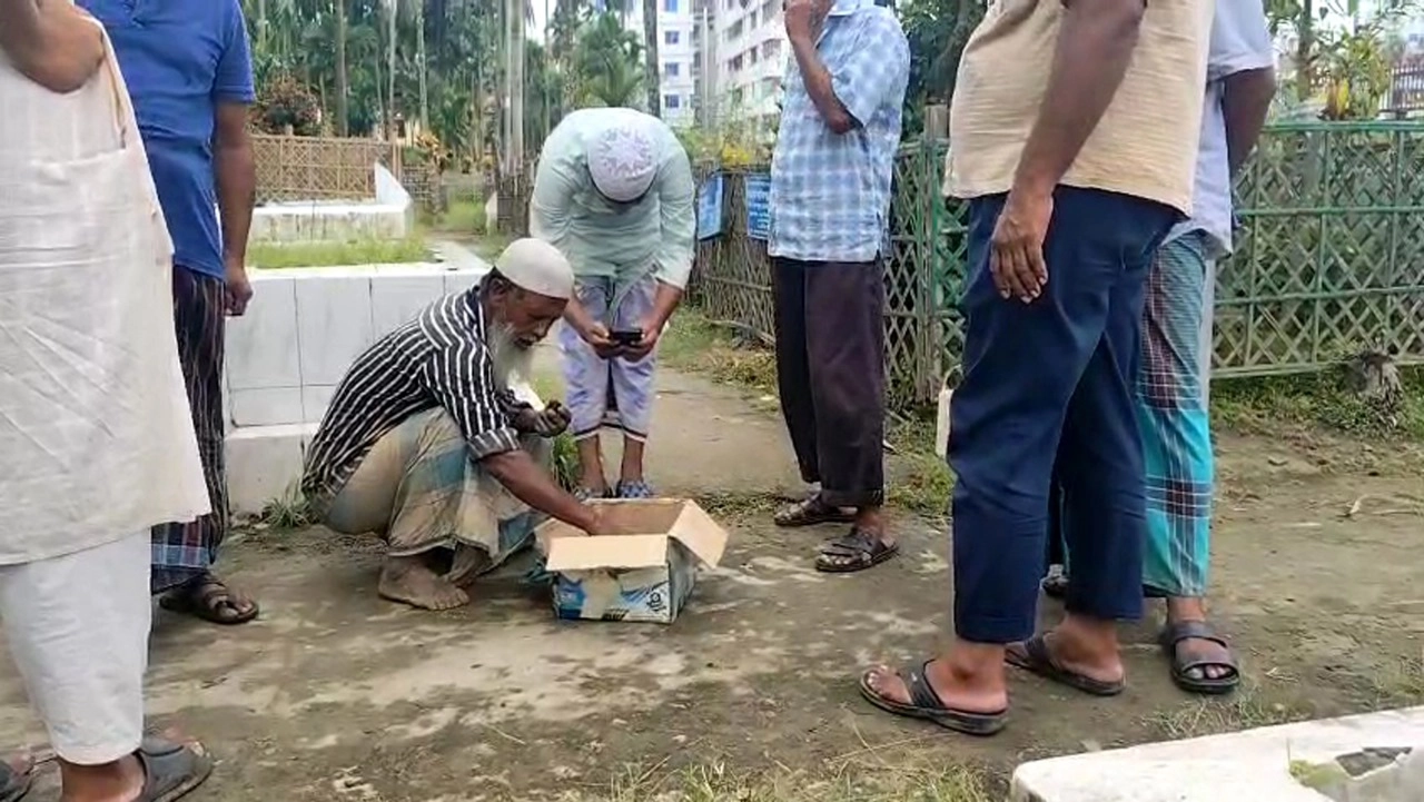 জীবিত নবজাতককে  দাফনের চেষ্টা পালিয়েছেন স্বজনরা