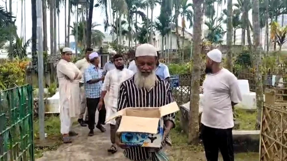 পৌর কবরস্থানে দাফনের সময় নবজাতকের নড়ে ওঠার ঘটনা ঘটে। ছবি- রূপালী বাংলাদেশ