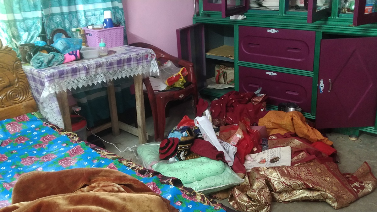 ডাকাতির হওয়া ঘরে এলোমেলো ভাবে সবকিছু পড়ে আছে। ছবি- রূপালী বাংলাদেশ