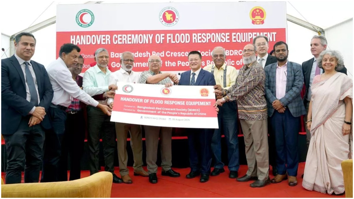 চীনের রাষ্ট্রদূত ইয়াও ওয়েন আনুষ্ঠানিকভাবে জরুরি উদ্ধার কার্যক্রম পরিচালনার সরঞ্জামাদি হস্তান্তর করেন। ছবি- সংগৃহীত