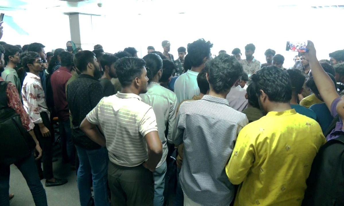 বকেয়া বেতনের দাবিতে যশোরে চালডাল ডটকমের কর্মীদের বিক্ষোভ। ছবি : সংগৃহীত