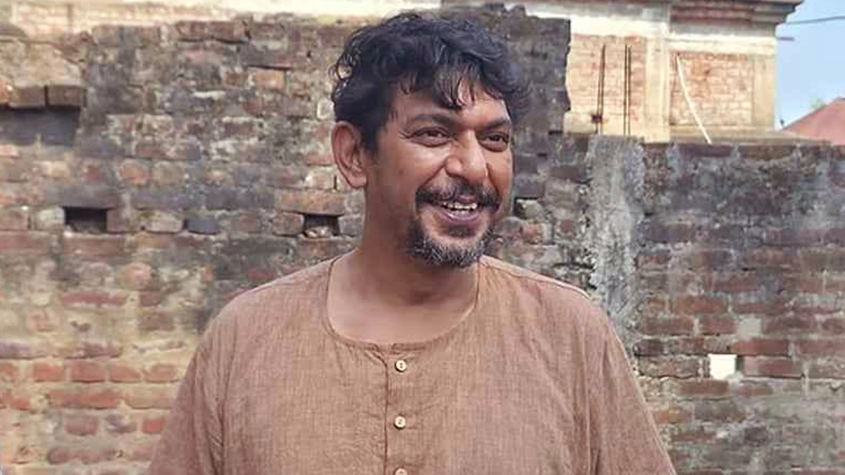 চঞ্চল চৌধুরী বর্তমানে কলকাতায় ব্রাত্য বসুর নতুন ছবি ‘শেকড়’-এর শুটিংয়ে ব্যস্ত সময় কাটাচ্ছেন।       ছবি- সংগৃহীত