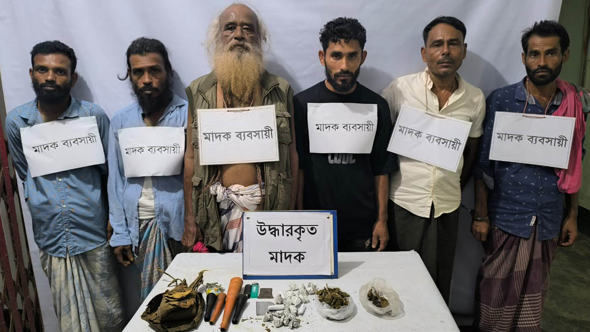 মতলব উত্তর উপজেলায় যৌথ বাহিনী অভিযান চালিয়ে তালিকাভুক্ত ৬ মাদক কারবারি গ্রেপ্তার। ছবি- রূপালী বাংলাদেশ