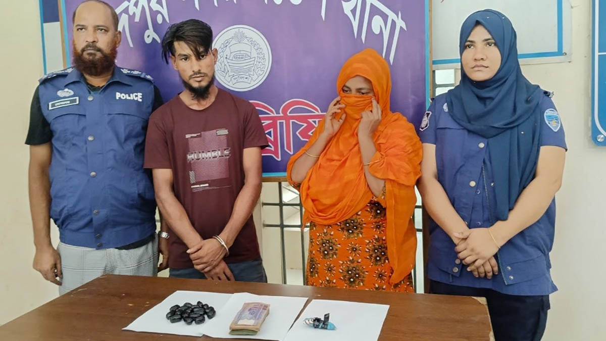 হানারচরে ইয়াবা ট্যাবলেট ও নগদ ৭১ হাজার টাকাসহ ইউপি সদস্যের স্ত্রী এবং মাদক কারবারি আটক। ছবি- রূপালী বাংলাদেশ