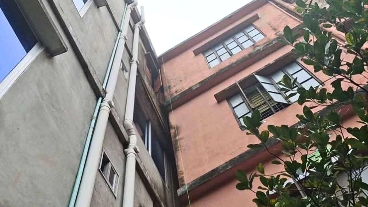 হেলে পড়া ভবন