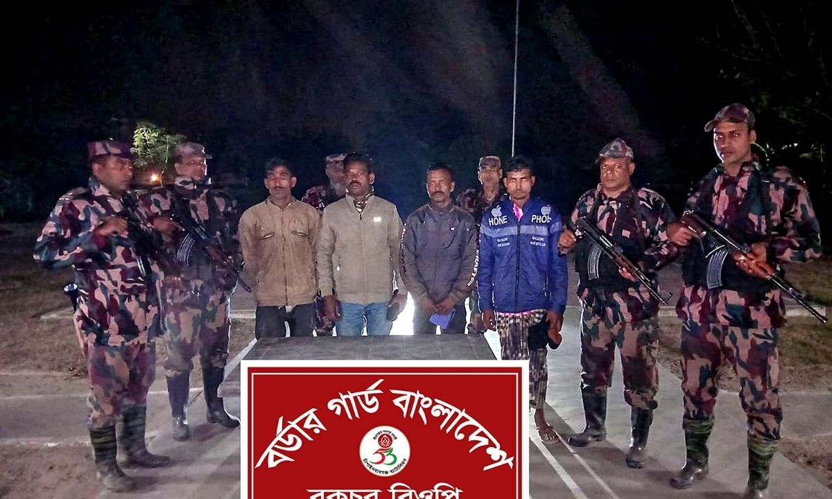 আটককৃতরা। ছবি : রূপালী বাংলাদেশ