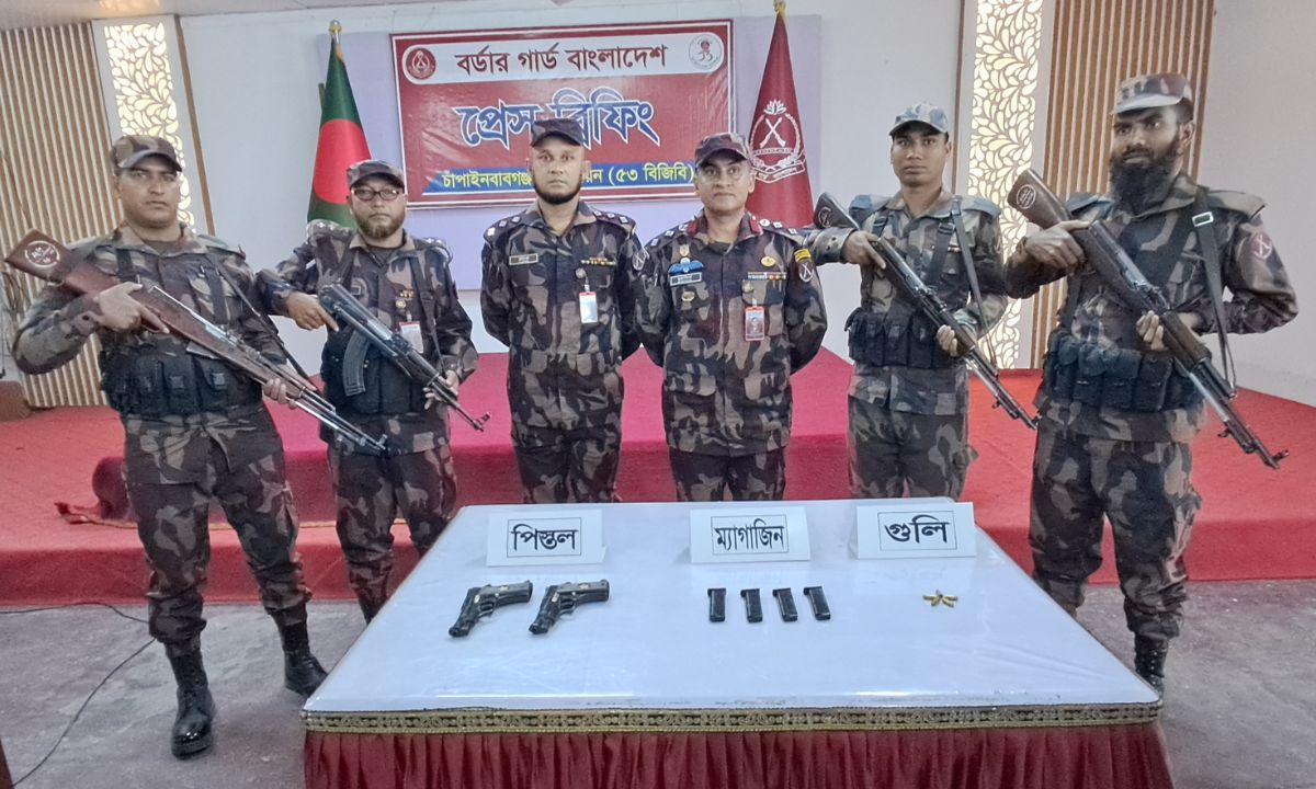 জব্দকৃত অস্ত্র। ছবি- রূপালী বাংলাদেশ