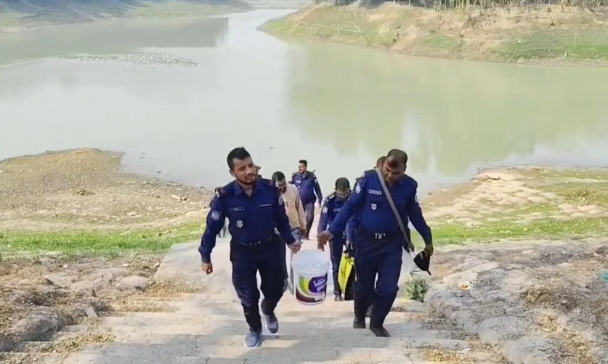 উদ্ধার করা ককটেল নিয়ে পুলিশ। ছবি : রূপালী বাংলাদেশ