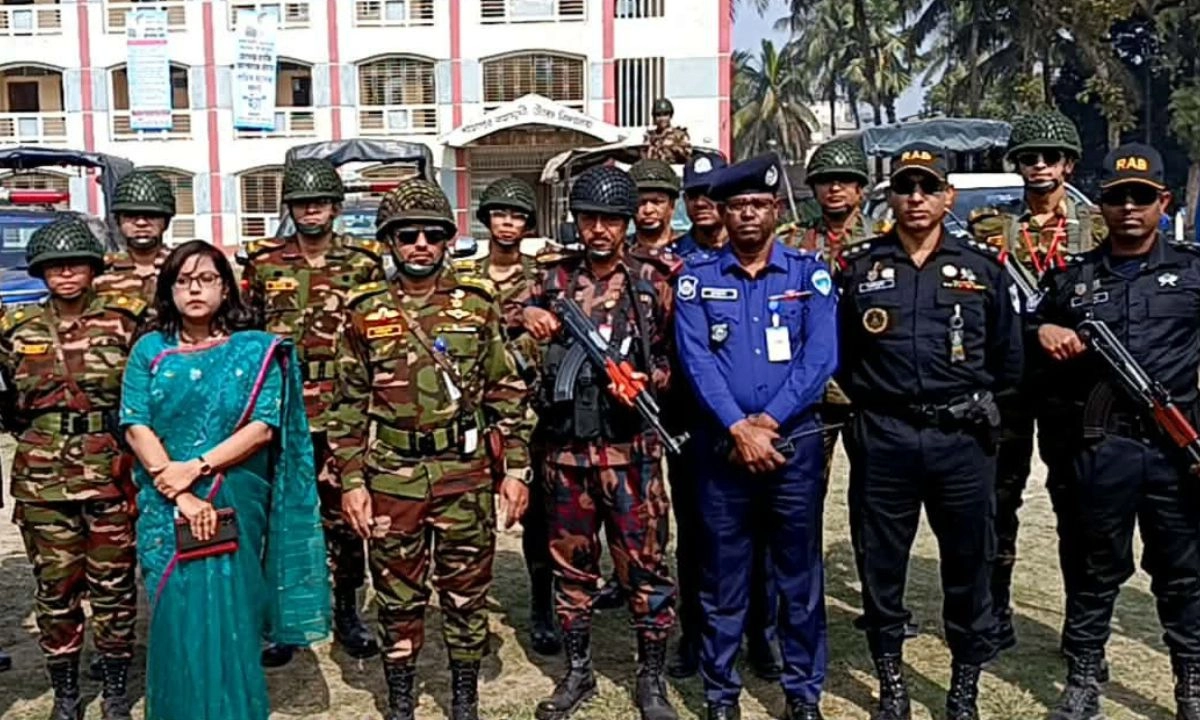 চাটখিলে যৌথ বাহিনীর নির্বাচনি মহড়া। ছবি : রূপালী বাংলাদেশ