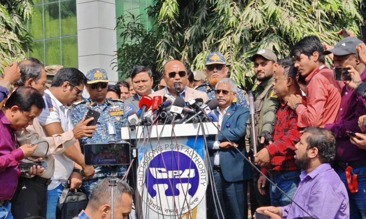 কথা বলেন চট্টগ্রাম বন্দরের চেয়ারম্যান এস এম মনিরুজ্জামান। ছবি : রূপালী বাংলাদেশ