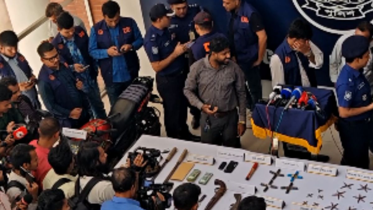 চট্টগ্রামে উদ্ধারকৃত অস্ত্র ও এসপি সাইফুল ইসলাম সান্তুর সংবাদ সম্মেলন। ছবি- ভিডিও থেকে নেওয়া।